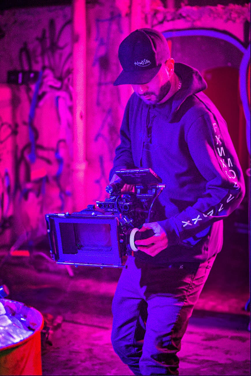 Youssef Jabbour, editor de vídeo da YOUWIN, operando uma câmera de cinema